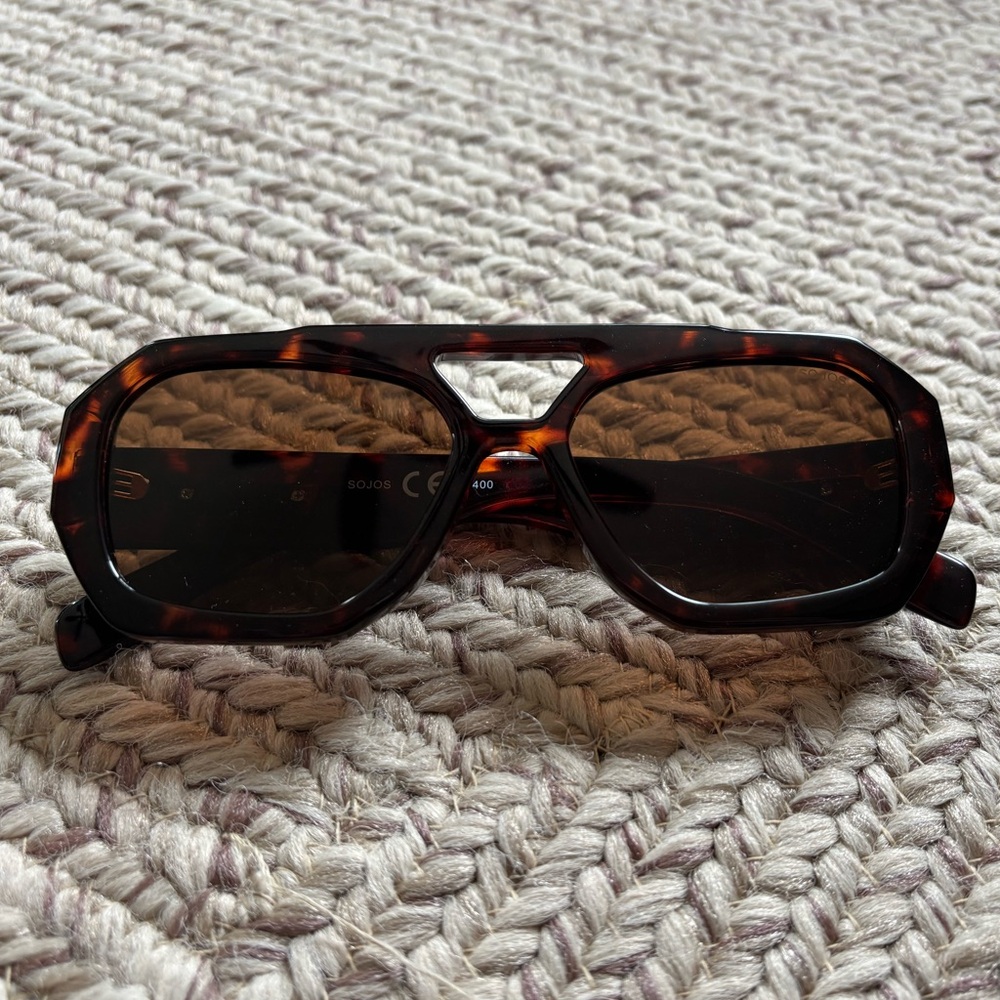 Cute and Trendy Tortoise Shell Sunglasses